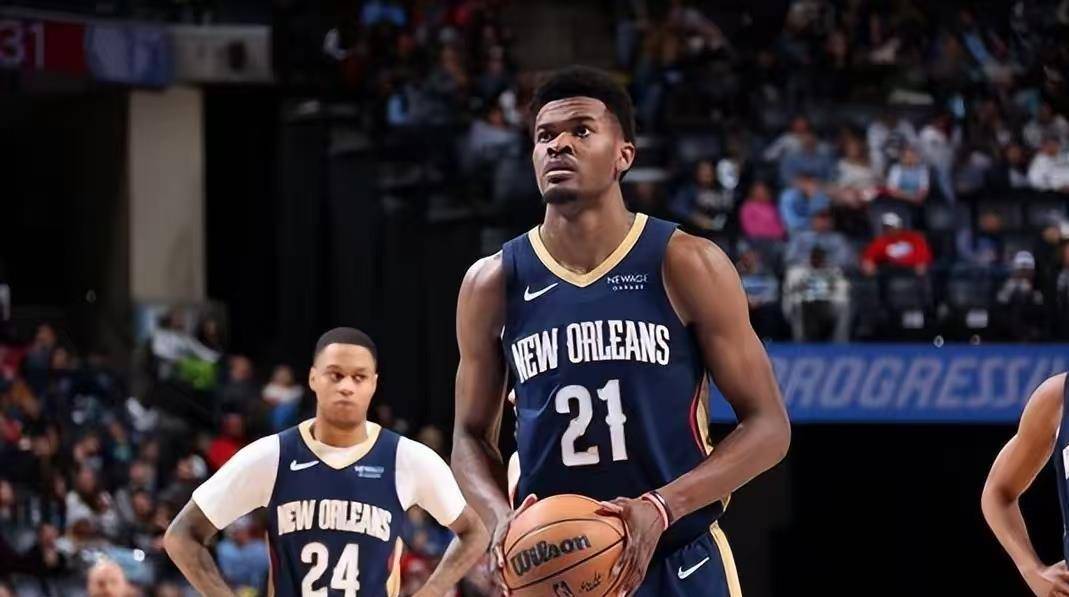 球员在全球篮球比赛中被誉为最佳新秀